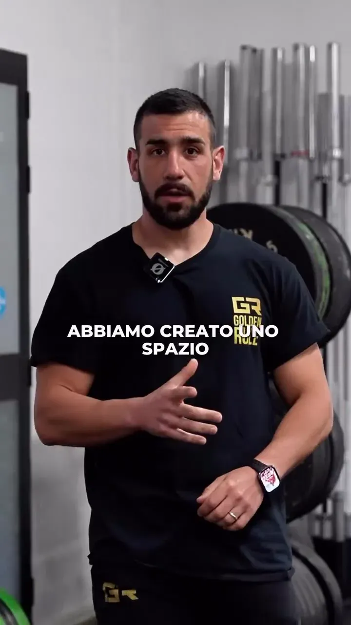 Un istruttore della Golden Rule Academy in palestra, davanti ai bilancieri