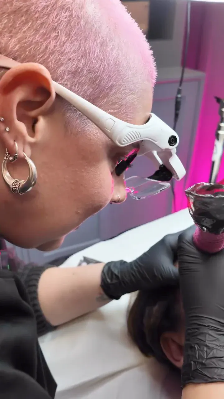 Francesca Concas, con gli occhiali ingranditori, esegue un trattamento di trucco permanente