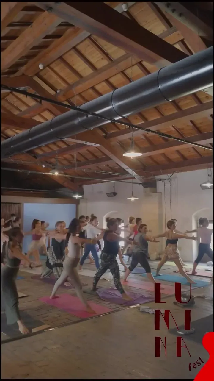Una lezione di yoga di gruppo al Lùmina Fest