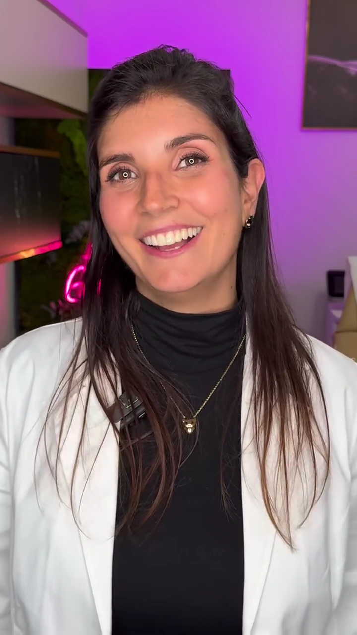 Clara Melis sorride durante le riprese nel suo studio