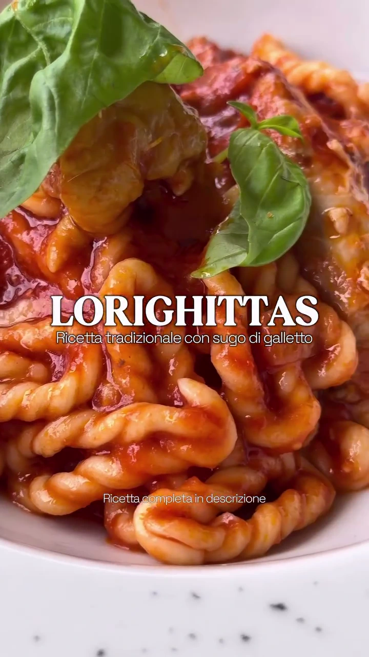 Piatto di lorighittas al sugo con foglie di basilico