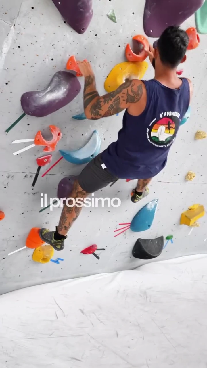 Arrampicata sulla parete colorata di S’Avanzada